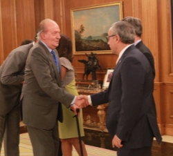 Don Juan Carlos recibe el saludo del presidente del Comité Olímpico Español, Alejandro Blanco